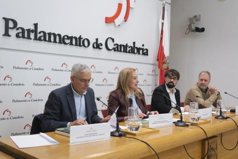 Juan Baró, catedrático de Historia del Derecho de la UC, María José González Revuelta, presidenta del Parlamento, Víctor Gautier Fernández, autor, Andrés Hoyo Aparicio, director de la colección Sociales de la EUC, Julio Álvarez Secretario General de la UC